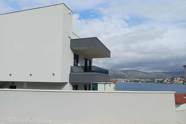 Luxuriöse Wohnung mit Garten und Pool in einem Neubau, 150 m vom Strand entfernt! Čiovo, Trogir!
