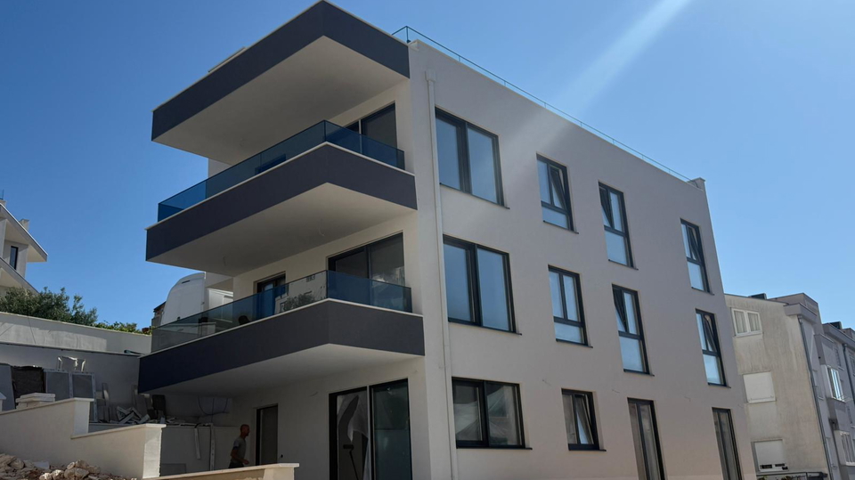 Luxuri&ouml;se Wohnung mit Garten und Pool in einem Neubau&comma; 150 m vom Strand entfernt&excl; &Ccaron;iovo&comma; Trogir&excl;