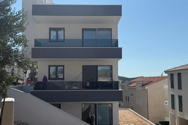 Luksuzni trosoban stan u novogradnji 150 m od plaže! Čiovo, Trogir!