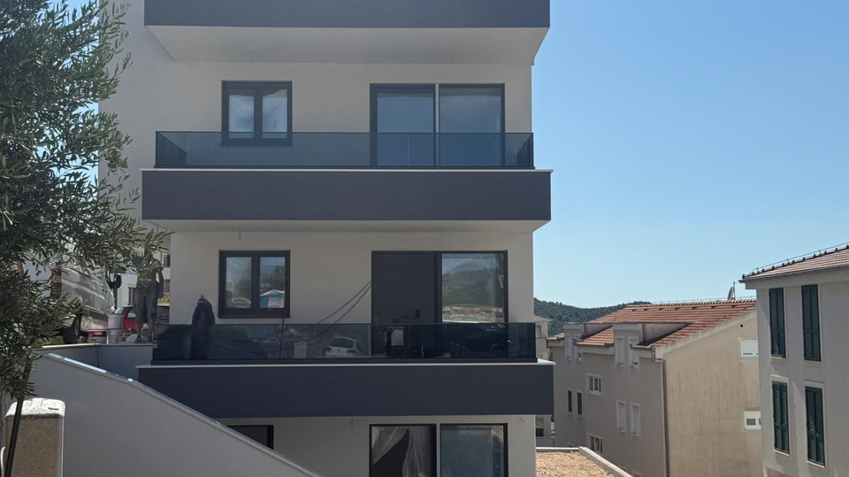 Luxury three-bedroom apartment in a new building 150 m from the beach&excl; &Ccaron;iovo&comma; Trogir&excl;