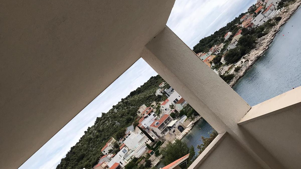 HOT PONUDA &ndash; PRVI RED DO MORA &vert; ROGOZNICA