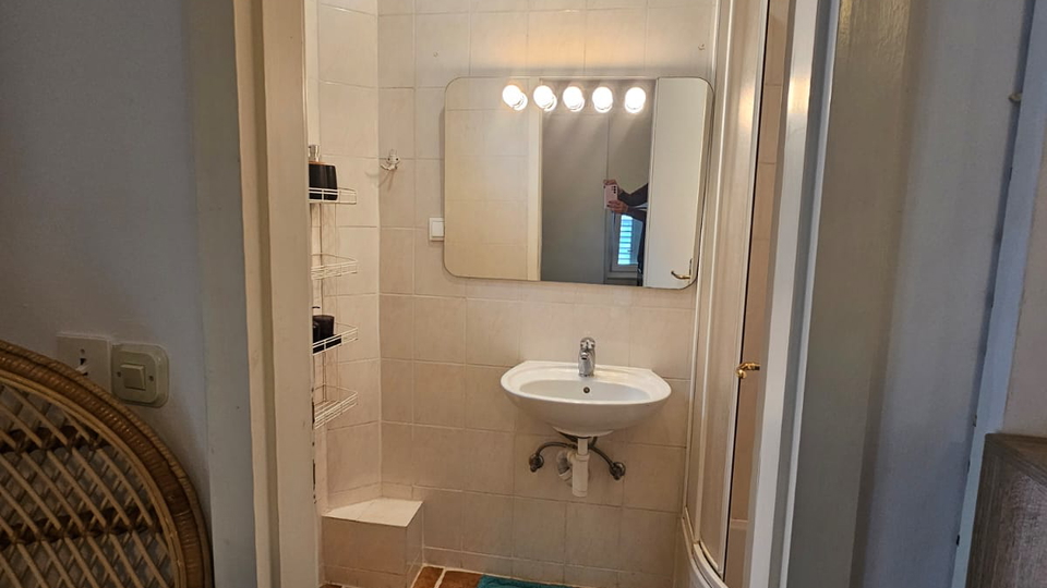 Luksuzna kamnita hi&scaron;a samo 65 m od morja v srcu Ka&scaron;tel Luk&scaron;i&cacute;a&excl;