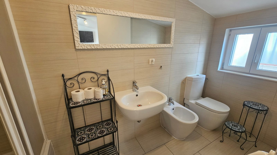 Luksuzna kamnita hi&scaron;a samo 65 m od morja v srcu Ka&scaron;tel Luk&scaron;i&cacute;a&excl;