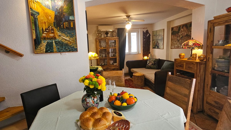 Luksuzna kamnita hi&scaron;a samo 65 m od morja v srcu Ka&scaron;tel Luk&scaron;i&cacute;a&excl;