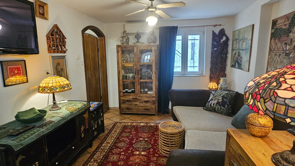 Luksuzna kamnita hi&scaron;a samo 65 m od morja v srcu Ka&scaron;tel Luk&scaron;i&cacute;a&excl;