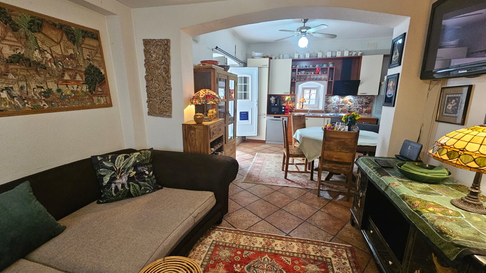 Luksuzna kamnita hi&scaron;a samo 65 m od morja v srcu Ka&scaron;tel Luk&scaron;i&cacute;a&excl;