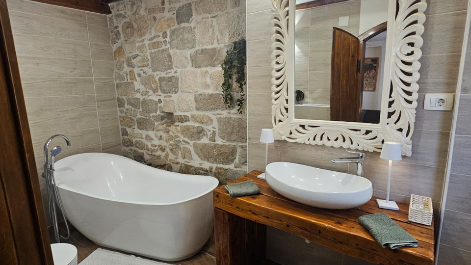 Luksuzna kamnita hi&scaron;a samo 65 m od morja v srcu Ka&scaron;tel Luk&scaron;i&cacute;a&excl;