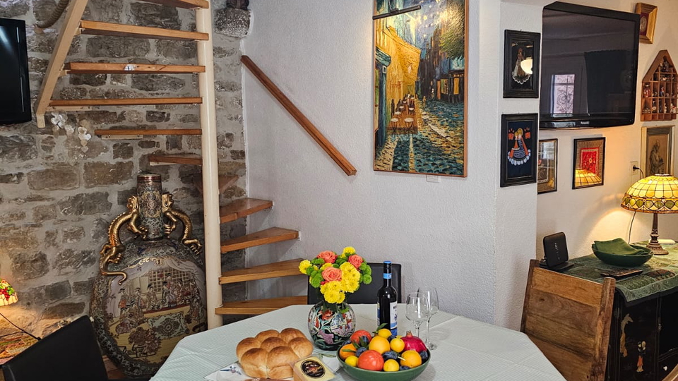 Luksuzna kamnita hi&scaron;a samo 65 m od morja v srcu Ka&scaron;tel Luk&scaron;i&cacute;a&excl;