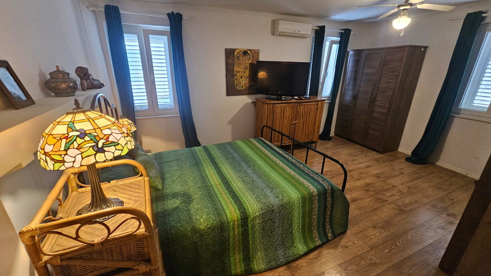 Luksuzna kamnita hi&scaron;a samo 65 m od morja v srcu Ka&scaron;tel Luk&scaron;i&cacute;a&excl;