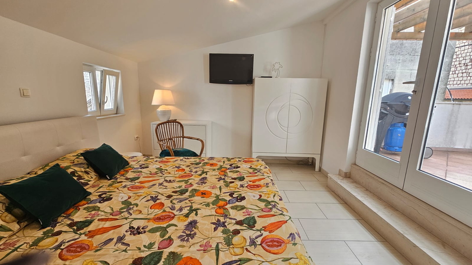 Luksuzna kamnita hi&scaron;a samo 65 m od morja v srcu Ka&scaron;tel Luk&scaron;i&cacute;a&excl;