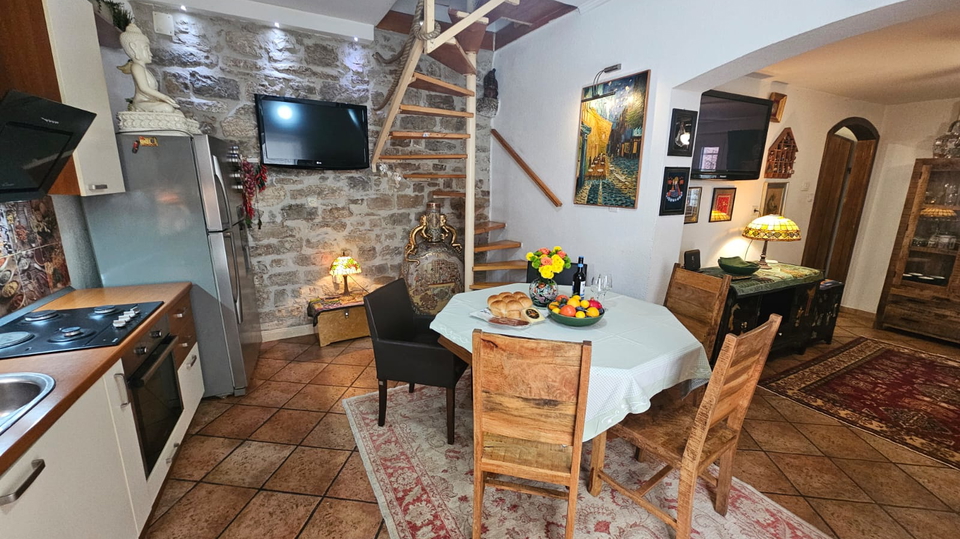 Luksuzna kamnita hi&scaron;a samo 65 m od morja v srcu Ka&scaron;tel Luk&scaron;i&cacute;a&excl;