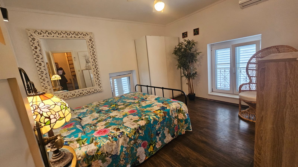 Luksuzna kamnita hi&scaron;a samo 65 m od morja v srcu Ka&scaron;tel Luk&scaron;i&cacute;a&excl;