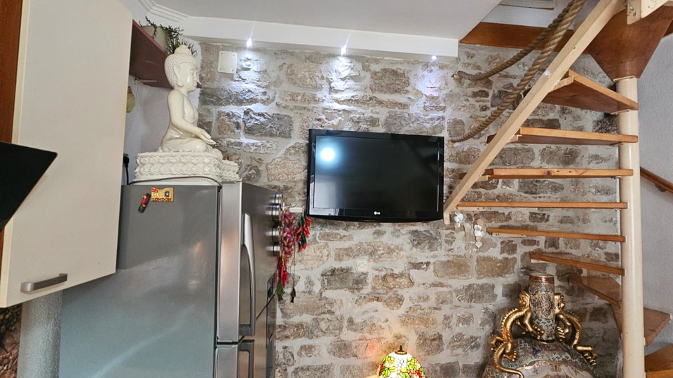 Luksuzna kamnita hi&scaron;a samo 65 m od morja v srcu Ka&scaron;tel Luk&scaron;i&cacute;a&excl;