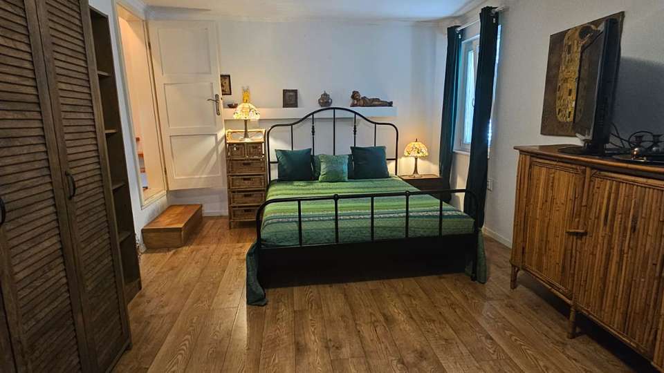 Luksuzna kamnita hi&scaron;a samo 65 m od morja v srcu Ka&scaron;tel Luk&scaron;i&cacute;a&excl;