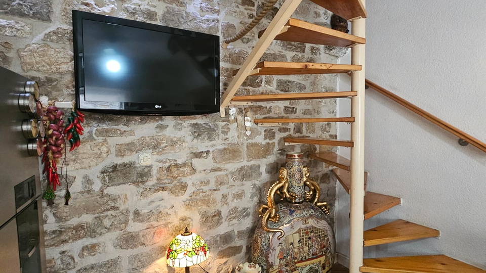 Luksuzna kamnita hi&scaron;a samo 65 m od morja v srcu Ka&scaron;tel Luk&scaron;i&cacute;a&excl;