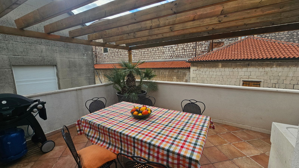 Luksuzna kamnita hi&scaron;a samo 65 m od morja v srcu Ka&scaron;tel Luk&scaron;i&cacute;a&excl;