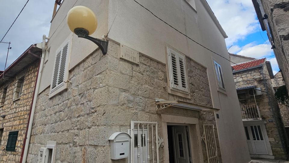 Luksuzna kamnita hi&scaron;a samo 65 m od morja v srcu Ka&scaron;tel Luk&scaron;i&cacute;a&excl;