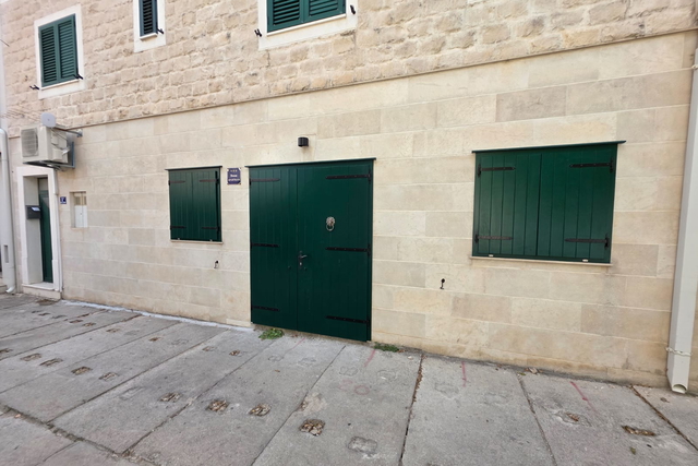 Appartamento moderno completamente ristrutturato a Kaštel Stari – vicinanza al mare e al lungomare!