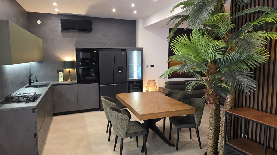 Appartamento moderno completamente ristrutturato a Ka&scaron;tel Stari &ndash; vicinanza al mare e al lungomare&excl;