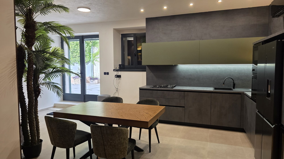 Appartamento moderno completamente ristrutturato a Ka&scaron;tel Stari &ndash; vicinanza al mare e al lungomare&excl;