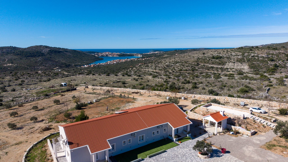 Wundersch&ouml;ne Villa auf einem Grundst&uuml;ck von 20&period;135 m&sup2; mit Panoramablick &uuml;ber Rogoznica&excl;