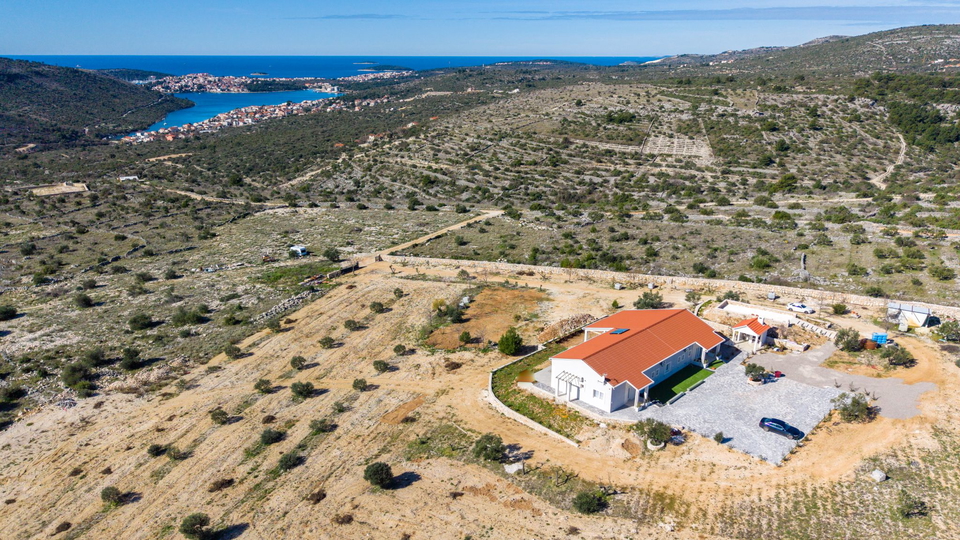 Wundersch&ouml;ne Villa auf einem Grundst&uuml;ck von 20&period;135 m&sup2; mit Panoramablick &uuml;ber Rogoznica&excl;
