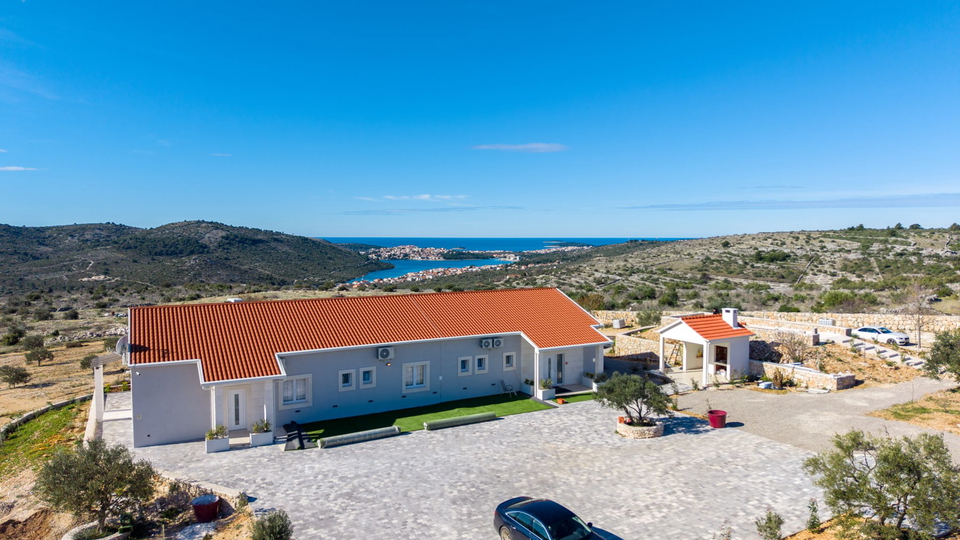 Wundersch&ouml;ne Villa auf einem Grundst&uuml;ck von 20&period;135 m&sup2; mit Panoramablick &uuml;ber Rogoznica&excl;