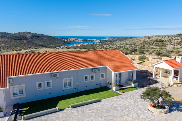 Wunderschöne Villa auf einem Grundstück von 20.135 m² mit Panoramablick über Rogoznica!