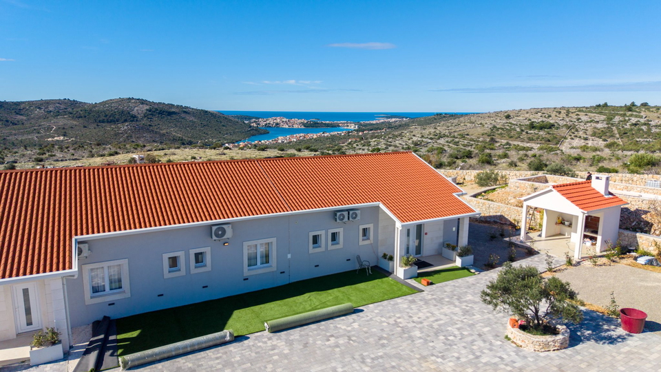 Wundersch&ouml;ne Villa auf einem Grundst&uuml;ck von 20&period;135 m&sup2; mit Panoramablick &uuml;ber Rogoznica&excl;