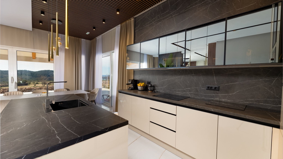 Wundersch&ouml;ne Villa auf einem Grundst&uuml;ck von 20&period;135 m&sup2; mit Panoramablick &uuml;ber Rogoznica&excl;