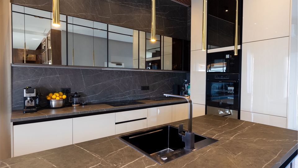 Wundersch&ouml;ne Villa auf einem Grundst&uuml;ck von 20&period;135 m&sup2; mit Panoramablick &uuml;ber Rogoznica&excl;