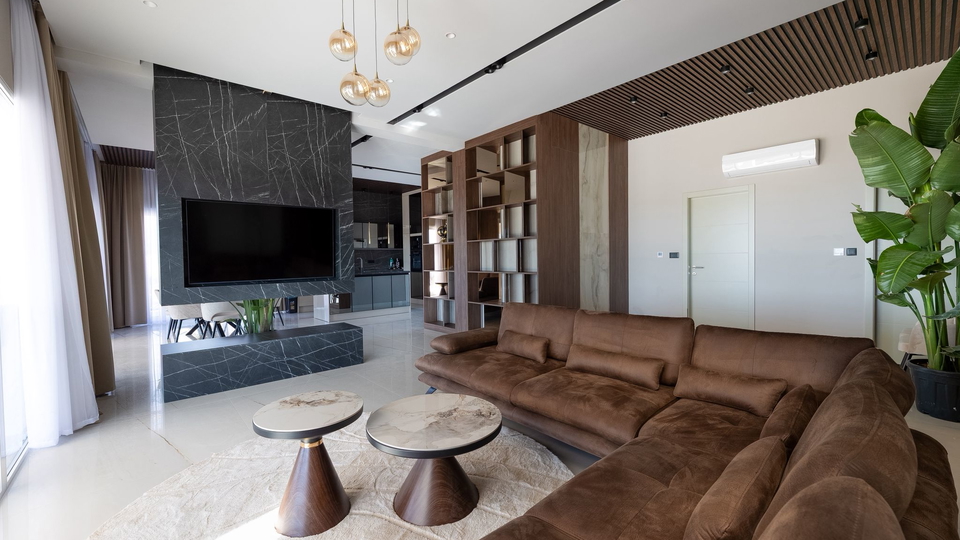 Wundersch&ouml;ne Villa auf einem Grundst&uuml;ck von 20&period;135 m&sup2; mit Panoramablick &uuml;ber Rogoznica&excl;