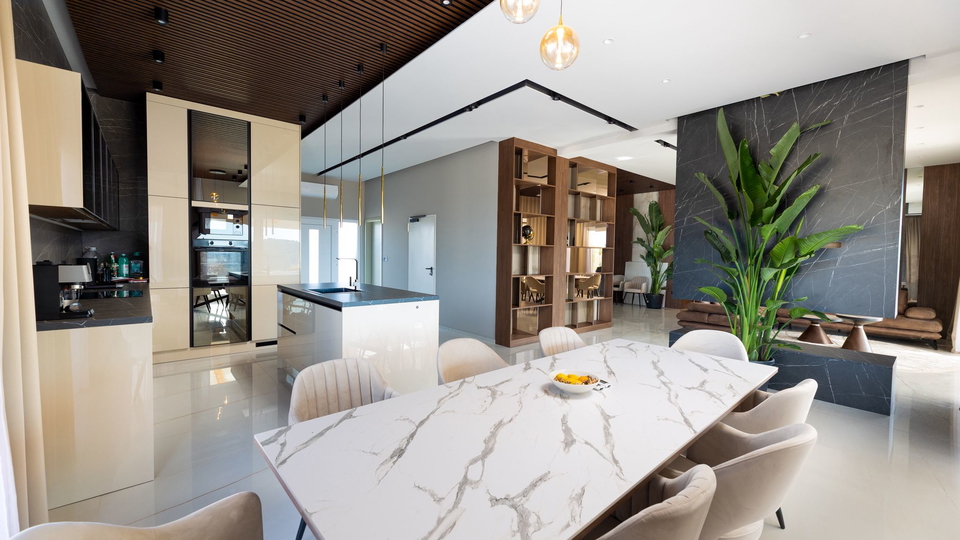 Wundersch&ouml;ne Villa auf einem Grundst&uuml;ck von 20&period;135 m&sup2; mit Panoramablick &uuml;ber Rogoznica&excl;