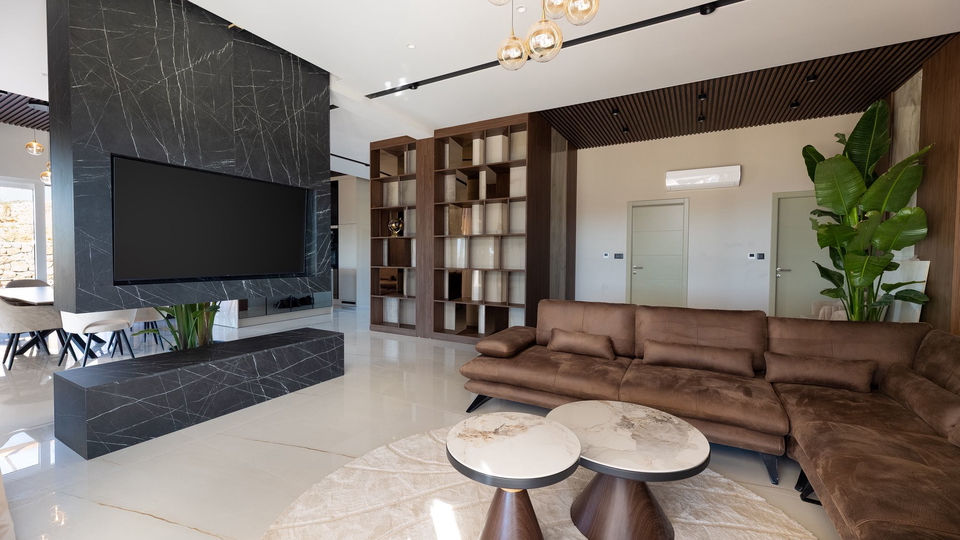 Wundersch&ouml;ne Villa auf einem Grundst&uuml;ck von 20&period;135 m&sup2; mit Panoramablick &uuml;ber Rogoznica&excl;