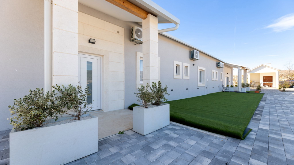 Wundersch&ouml;ne Villa auf einem Grundst&uuml;ck von 20&period;135 m&sup2; mit Panoramablick &uuml;ber Rogoznica&excl;