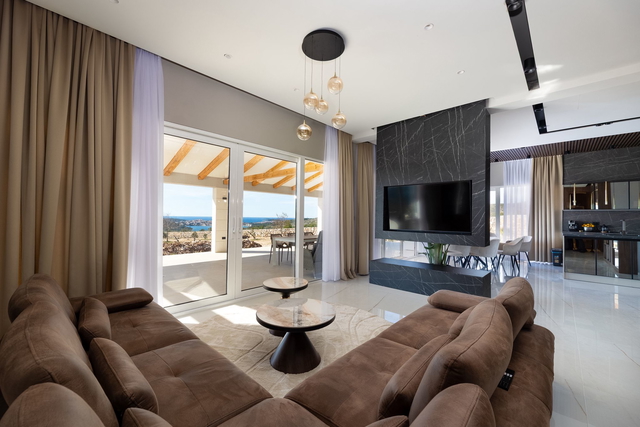 Beautiful villa on a 20,135 m² plot with panoramic views above Rogoznica!