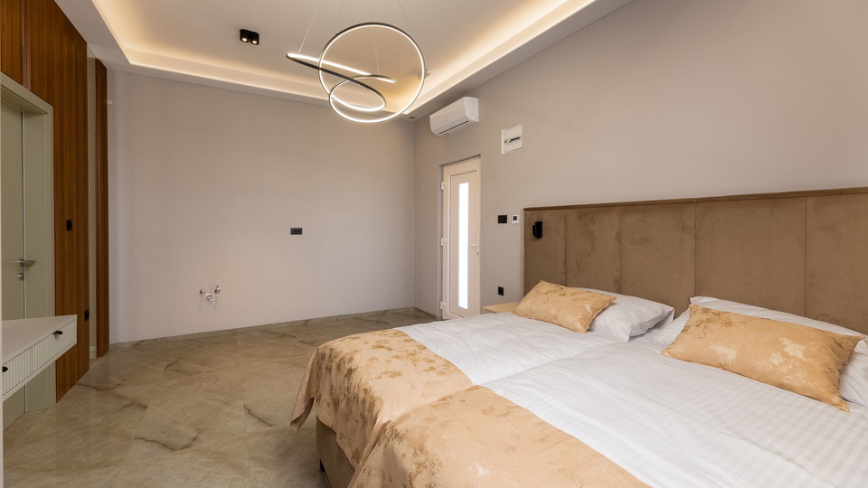 Wundersch&ouml;ne Villa auf einem Grundst&uuml;ck von 20&period;135 m&sup2; mit Panoramablick &uuml;ber Rogoznica&excl;