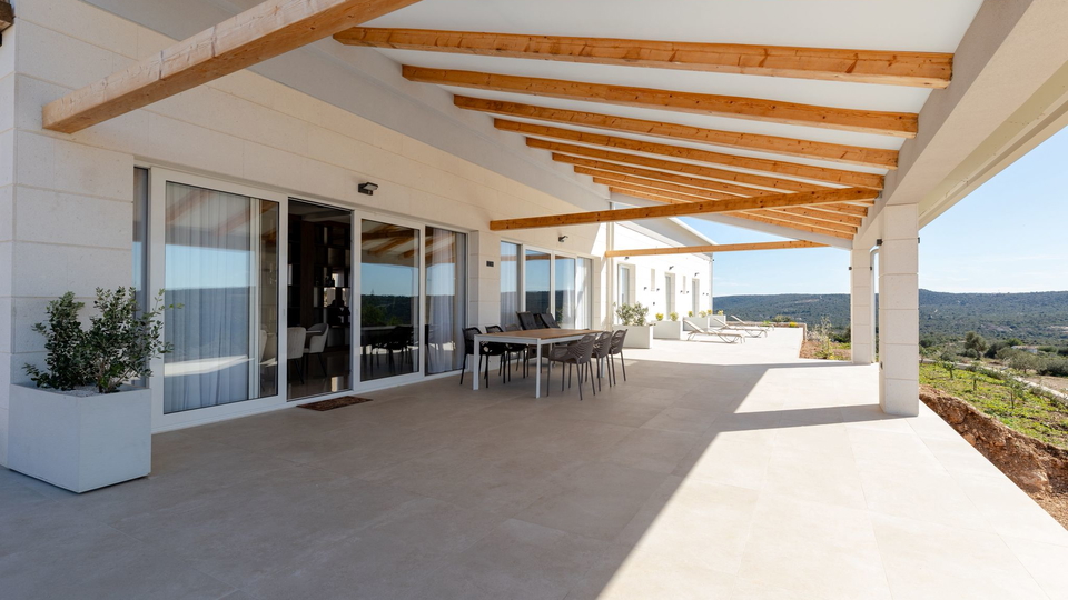 Wundersch&ouml;ne Villa auf einem Grundst&uuml;ck von 20&period;135 m&sup2; mit Panoramablick &uuml;ber Rogoznica&excl;