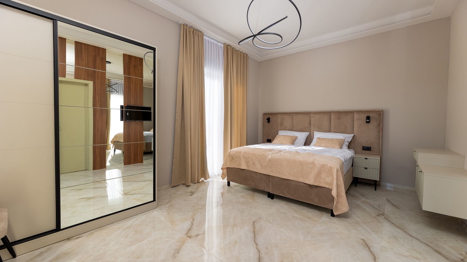 Wundersch&ouml;ne Villa auf einem Grundst&uuml;ck von 20&period;135 m&sup2; mit Panoramablick &uuml;ber Rogoznica&excl;