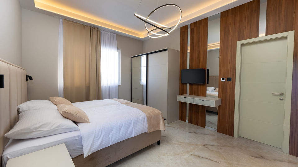 Wundersch&ouml;ne Villa auf einem Grundst&uuml;ck von 20&period;135 m&sup2; mit Panoramablick &uuml;ber Rogoznica&excl;