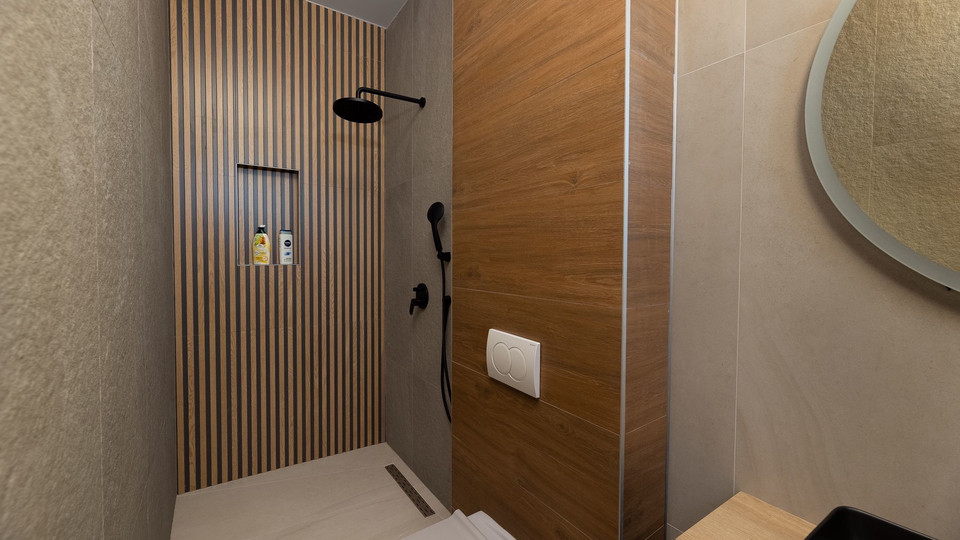 Wundersch&ouml;ne Villa auf einem Grundst&uuml;ck von 20&period;135 m&sup2; mit Panoramablick &uuml;ber Rogoznica&excl;