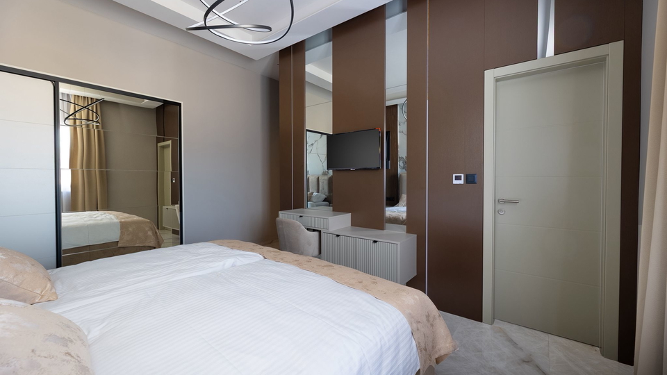 Wundersch&ouml;ne Villa auf einem Grundst&uuml;ck von 20&period;135 m&sup2; mit Panoramablick &uuml;ber Rogoznica&excl;