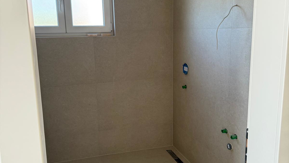 Prostorno stanovanje v novogradnji z razgledom na morje na &Ccaron;iovu&excl;