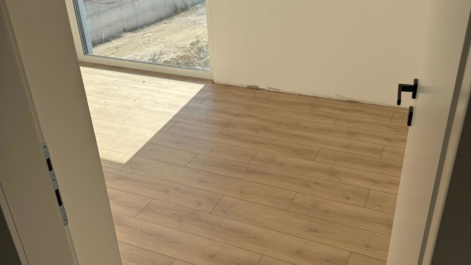 Prostorno stanovanje v novogradnji z razgledom na morje na &Ccaron;iovu&excl;