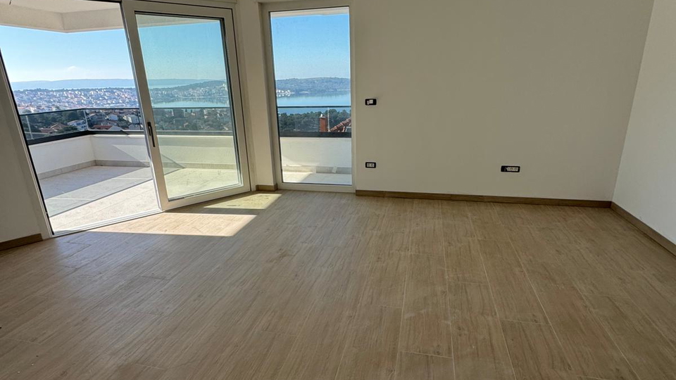 Prostorno stanovanje v novogradnji z razgledom na morje na &Ccaron;iovu&excl;