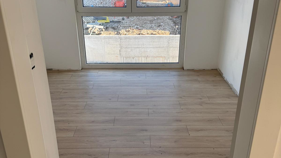 Prostorno stanovanje v novogradnji z razgledom na morje na &Ccaron;iovu&excl;