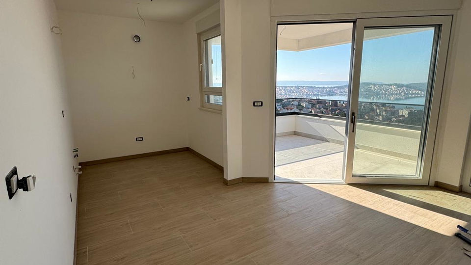 Prostorno stanovanje v novogradnji z razgledom na morje na &Ccaron;iovu&excl;