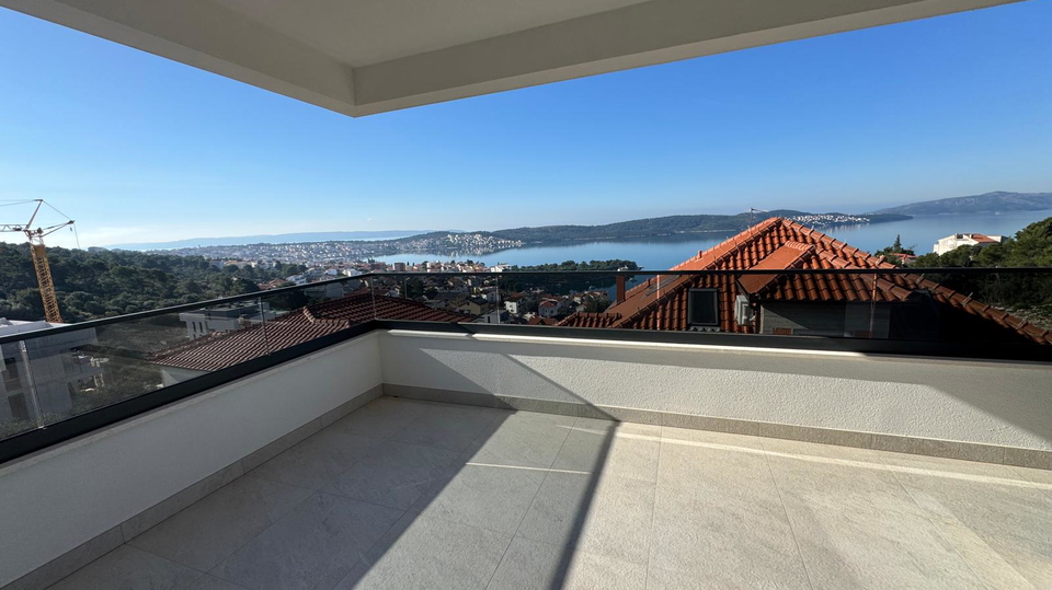 Prostorno stanovanje v novogradnji z razgledom na morje na &Ccaron;iovu&excl;