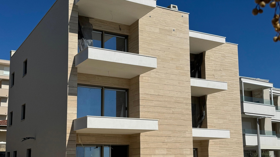 Two-bedroom apartment with garden in a modern new building&comma; first row to the sea - Mandre&comma; island of Pag&excl;