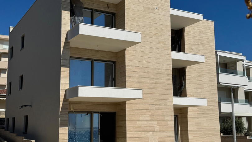 Two-bedroom apartment with garden in a modern new building&comma; first row to the sea - Mandre&comma; island of Pag&excl;